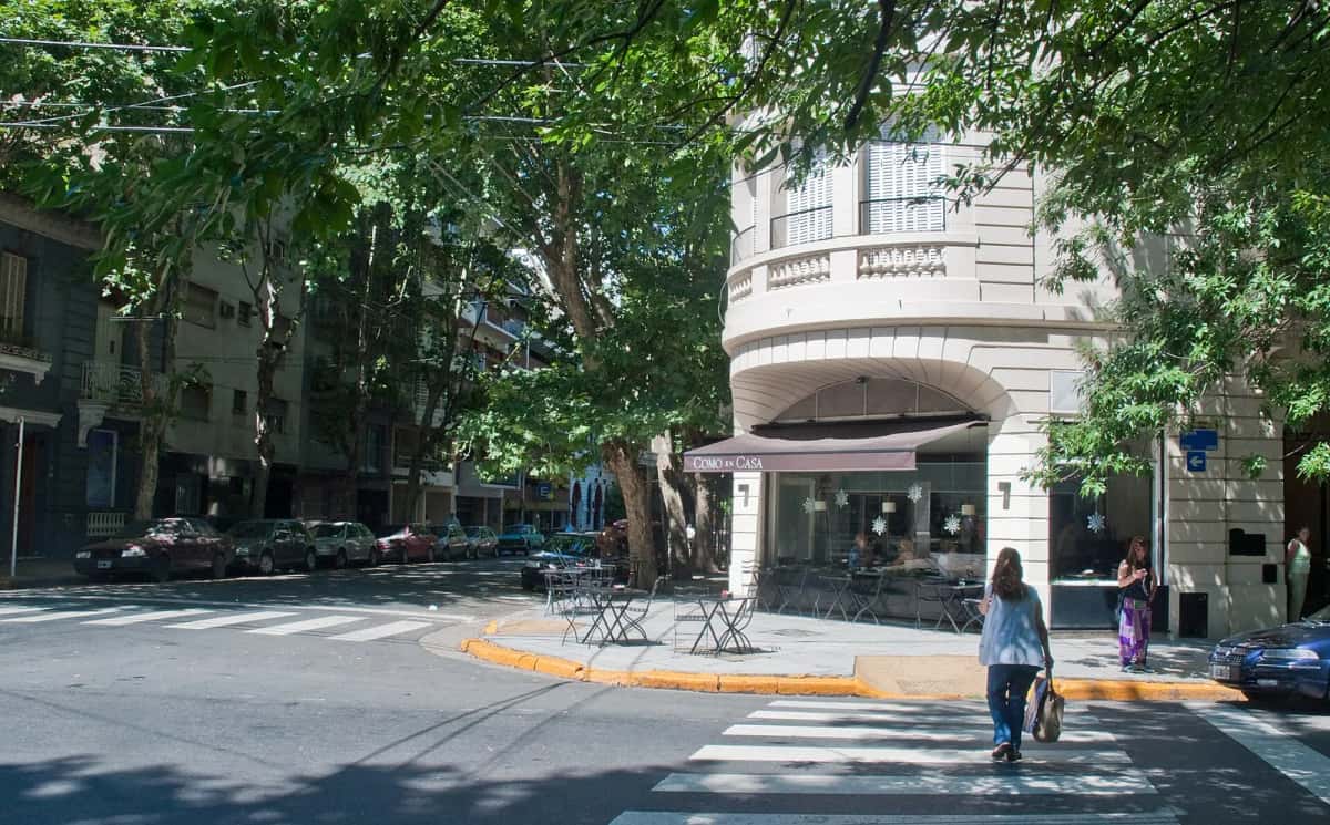 Rue arborée et terrasse de café à l'angle des rues French et Laprida, Recoleta, Buenos Aires