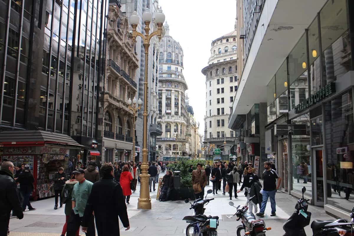 Rue piétonne Florida à Buenos Aires, foule entre les immeubles du centre