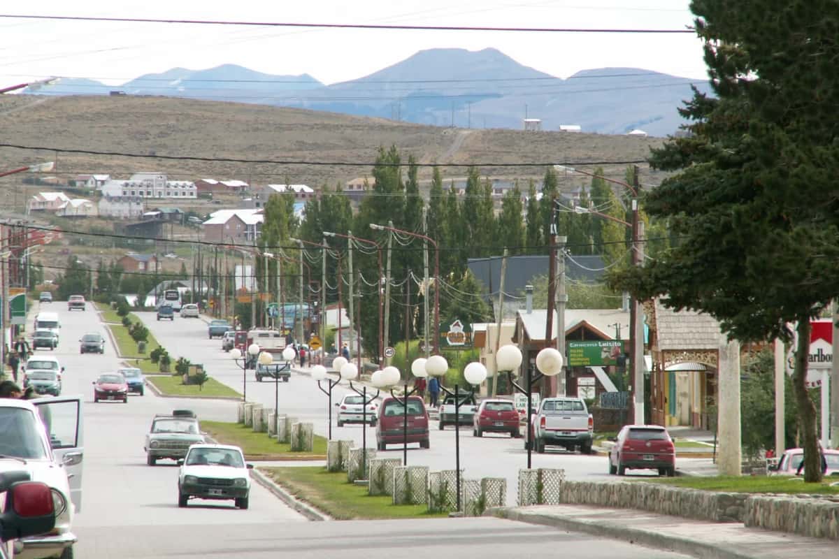 L’avenida del Libertador, rue principale d’El Calafate, bordée d’arbres