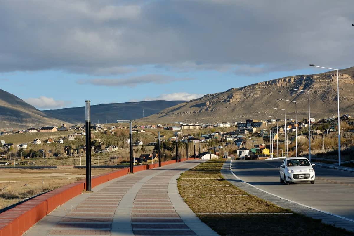 Promenade de la costanera d’El Calafate, avec la ville et les collines en arrière-plan