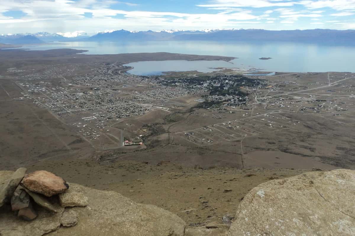 Vue d’El Calafate et du lac Argentino depuis le cerro Calafate, avec la bahía Redonda et la cordillère au fond