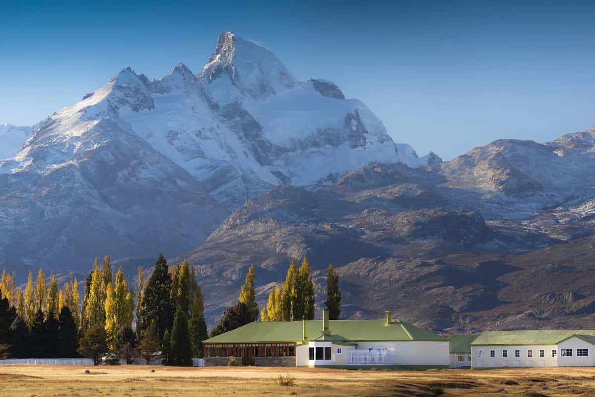 Bâtiments de l’Estancia Cristina au pied des montagnes enneigées, rive nord du lac Argentino