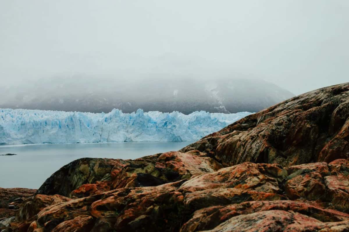 Front du glacier Perito Moreno dans la brume, vu depuis les rochers du lac Argentino