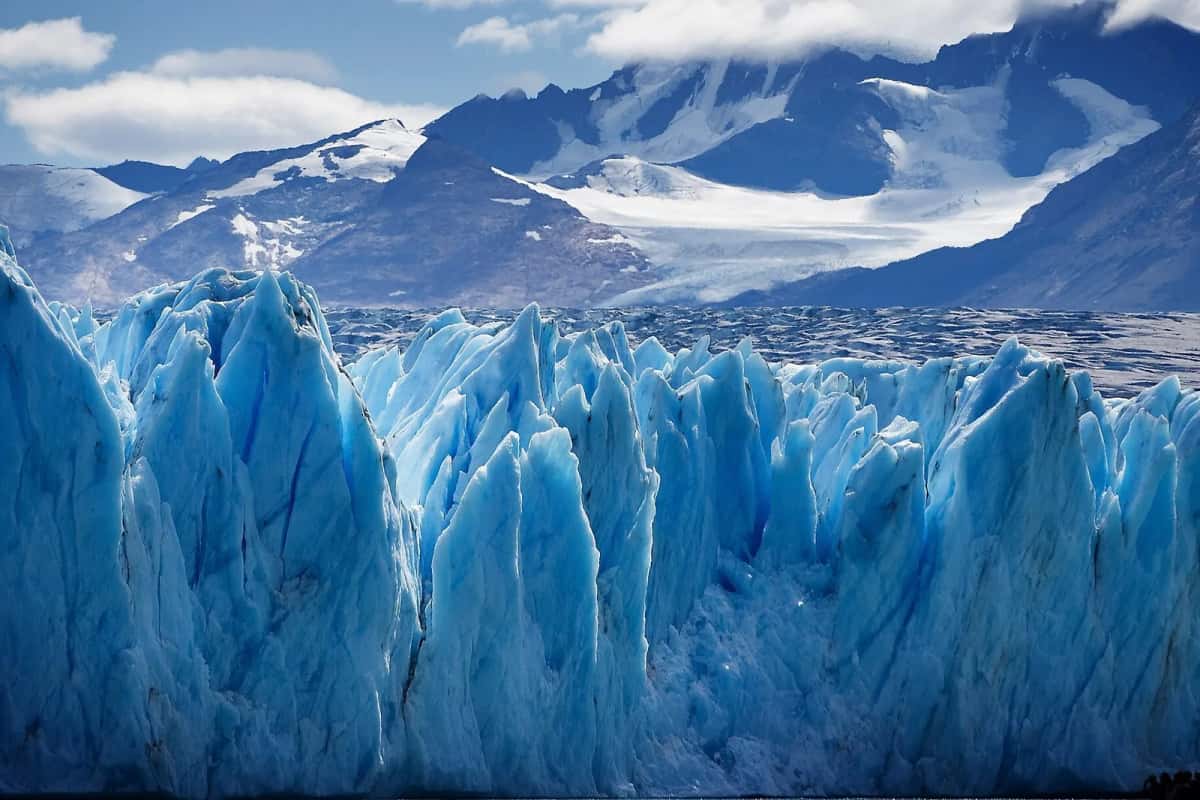 Front bleu du glacier Upsala sous les montagnes enneigées, lac Argentino, parc national Los Glaciares