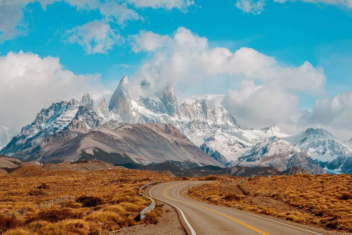Route de Patagonie vers El Chaltén, avec le massif du Fitz Roy à l’horizon