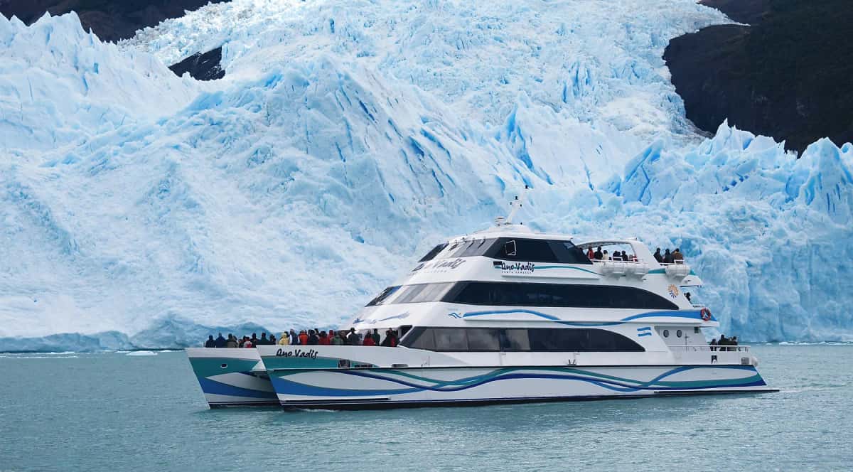 Catamaran d'excursion devant le front du glacier Upsala, Lago Argentino, parc national Los Glaciares