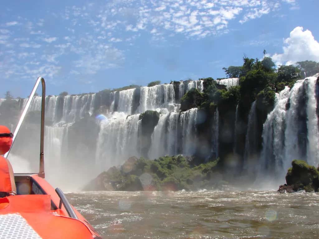 Proue d’un bateau pneumatique orange face aux chutes d’Iguazú, tour La Gran Aventura