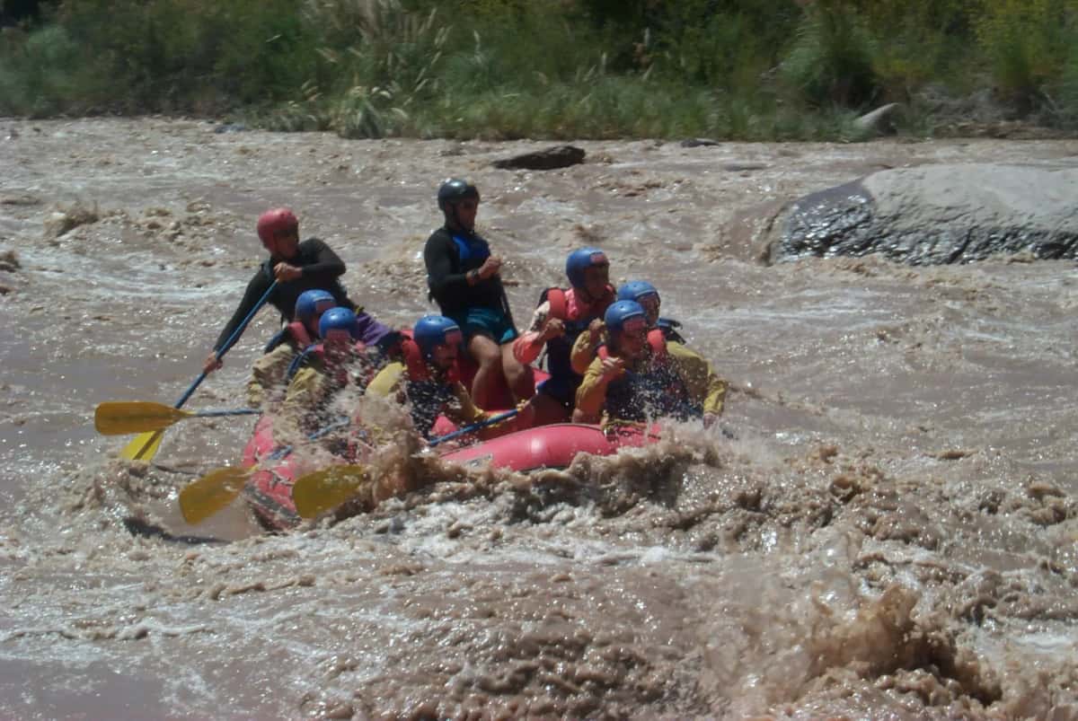 Un raft de huit personnes dans les rapides du río Mendoza, province de Mendoza