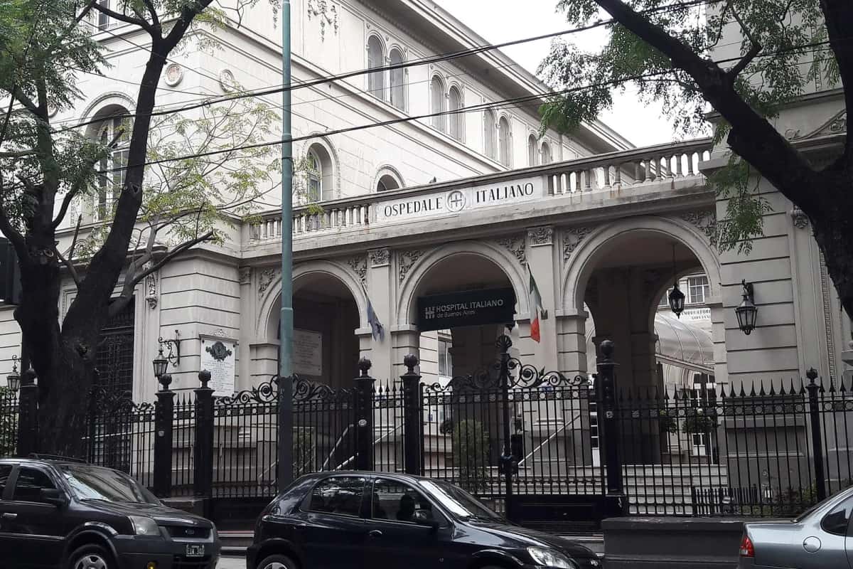 Entrée de l’Hospital Italiano de Buenos Aires, dans le quartier d’Almagro, avec l’inscription « Ospedale Italiano »