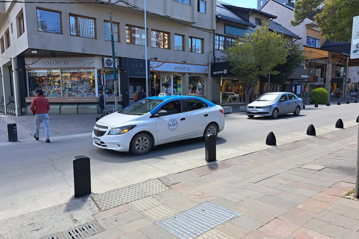 Taxi et commerces sur la calle Mitre, rue commerçante du centre de San Carlos de Bariloche