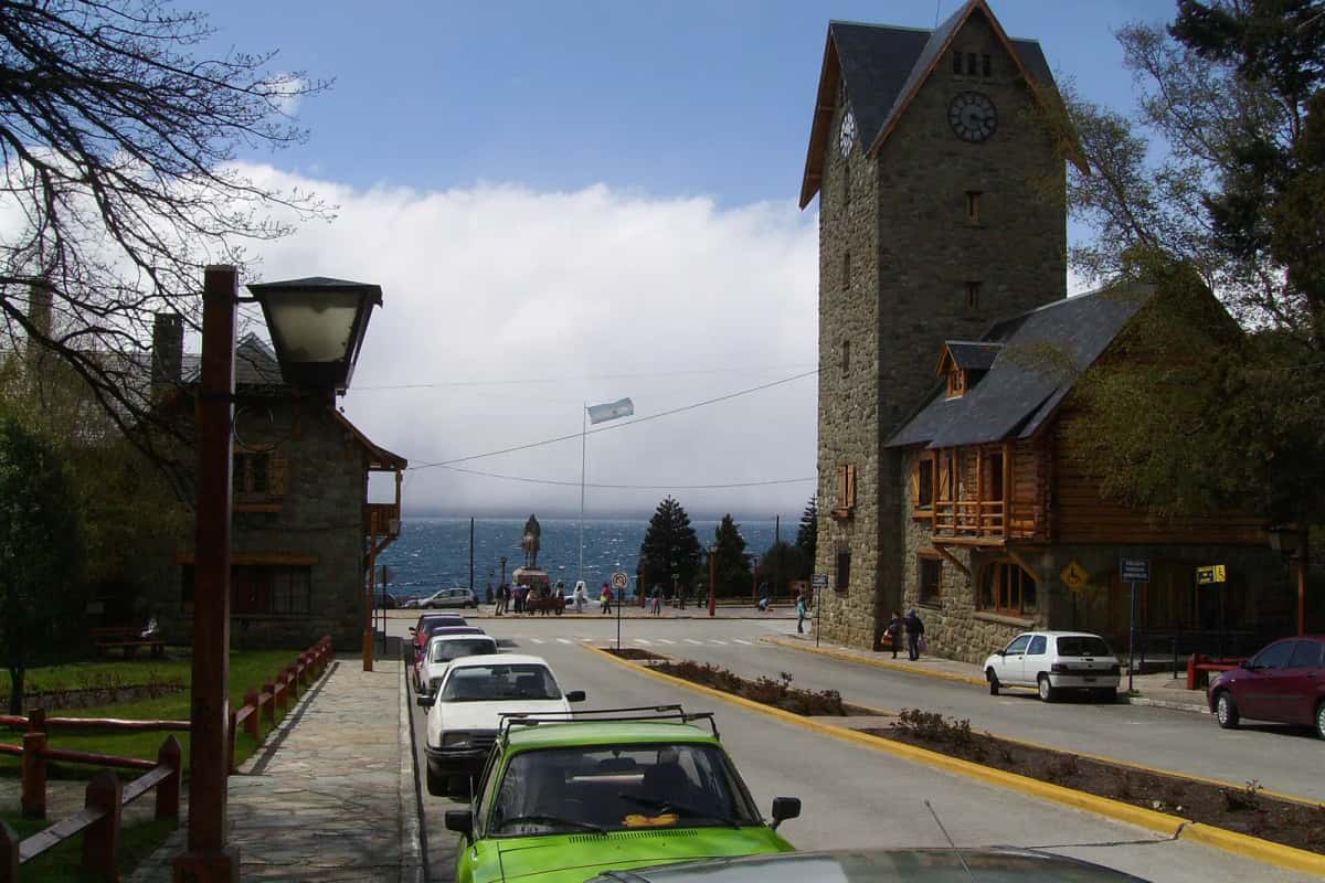 Rue descendant vers le lac depuis la tour à horloge du Centro Cívico de San Carlos de Bariloche