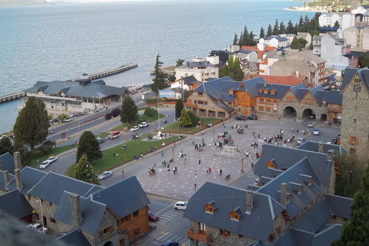 Vue en hauteur du Centro Cívico, de la place et du port de San Carlos de Bariloche au bord du lac Nahuel Huapi