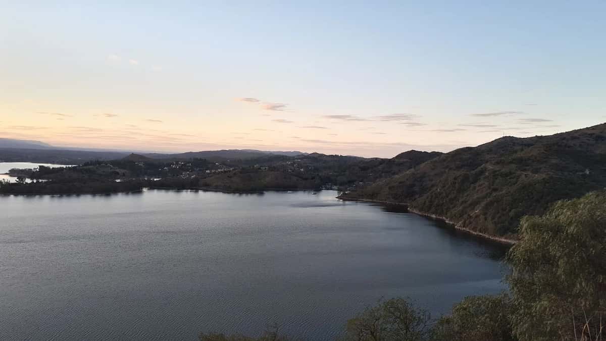 Lac du barrage de Los Molinos entouré de collines dans les sierras de Córdoba au crépuscule