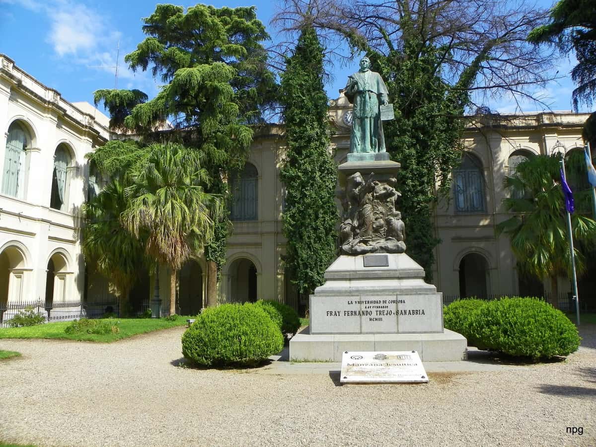 Cour intérieure de la Manzana Jesuítica à Córdoba, avec la statue de Fray Fernando Trejo y Sanabria devant les bâtiments de l’université