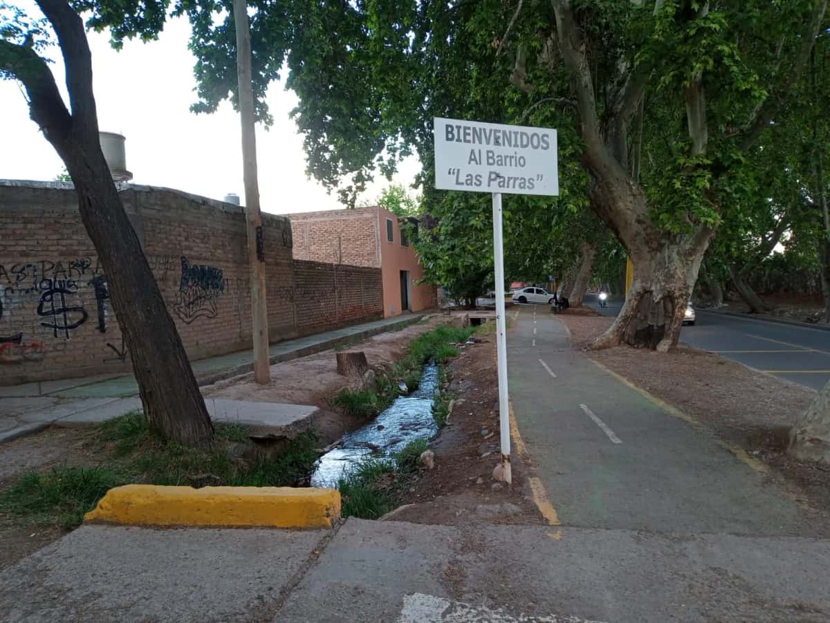 Acequia longeant une piste cyclable et de grands arbres dans le barrio Las Parras, à Luján de Cuyo (Mendoza)