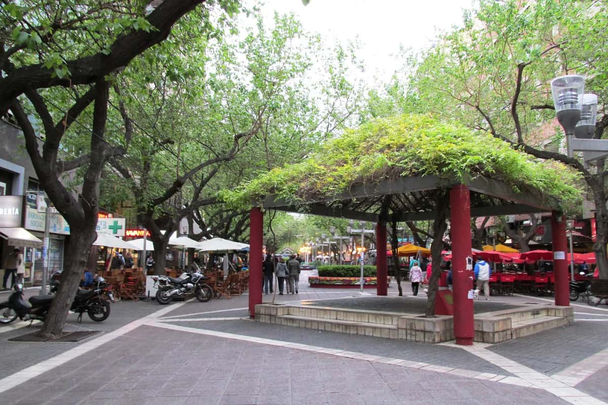 Terrasses de café sous les arbres sur la rue piétonne Sarmiento, à Mendoza