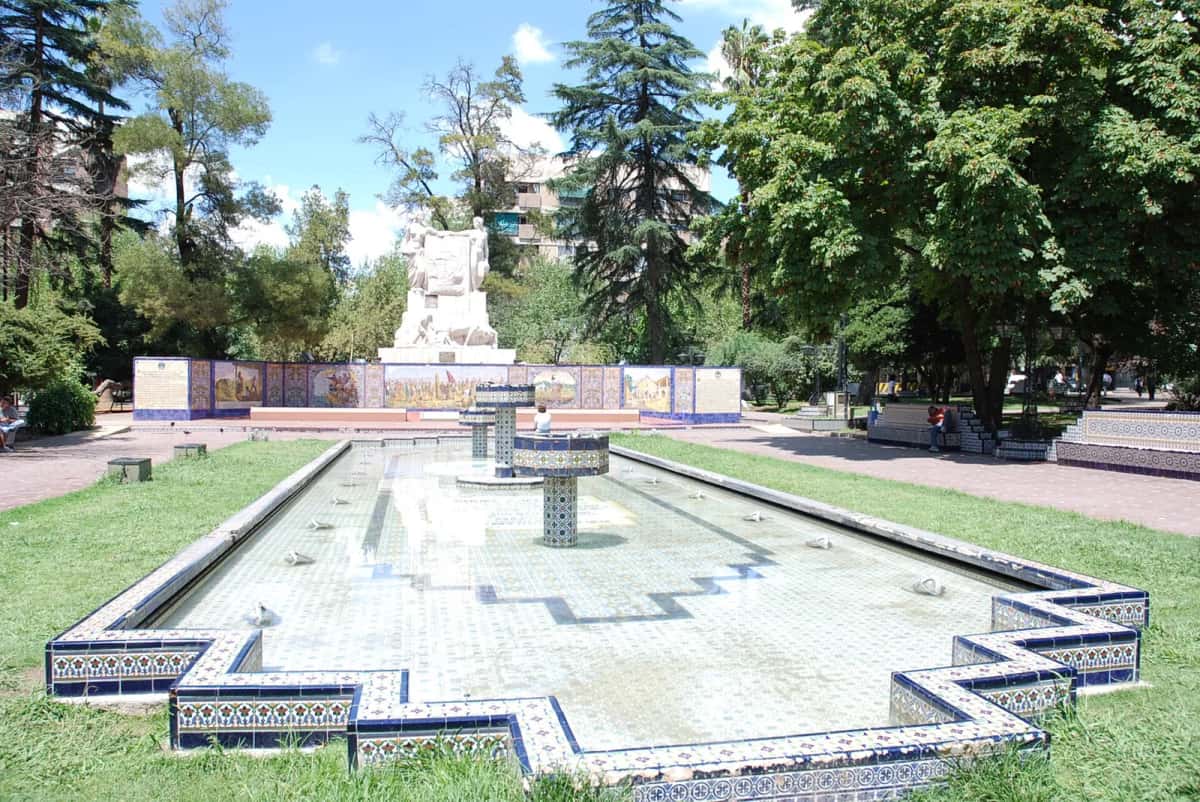 Fontaine en azulejos et monument de la plaza España, à Mendoza