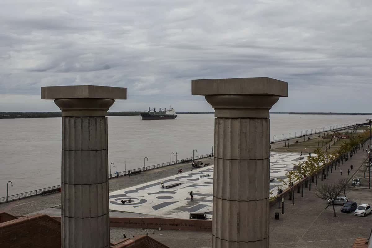 Colonnes en pierre, esplanade de la costanera et cargo sur le Paraná à Rosario