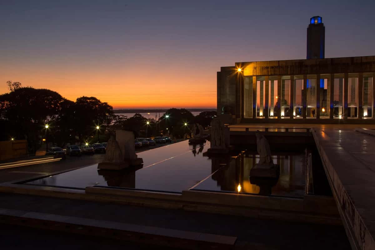 Le Monumento Nacional a la Bandera à Rosario, sous un ciel orangé, face au Paraná