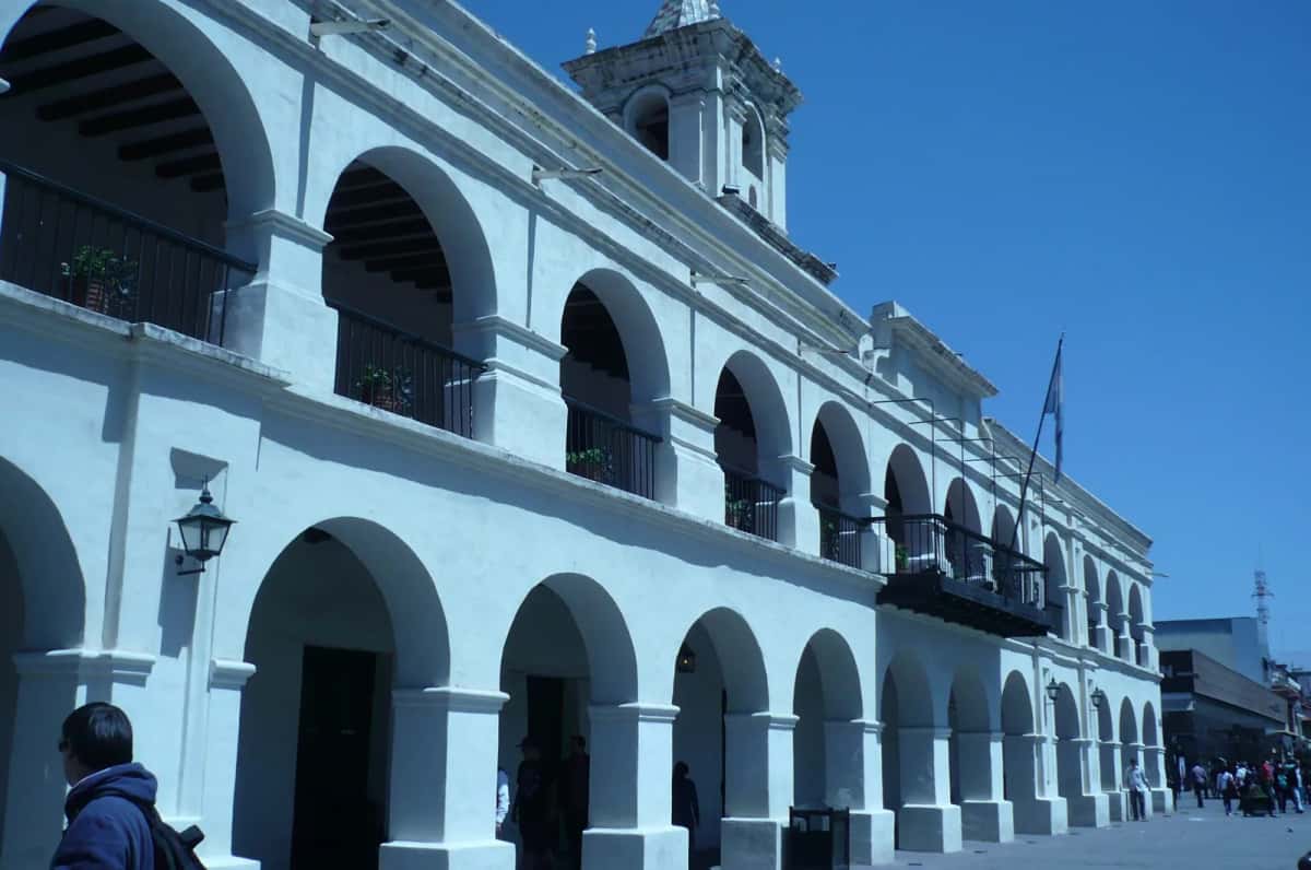Arcades et balcons du Cabildo, dans le centre historique de Salta, Argentine