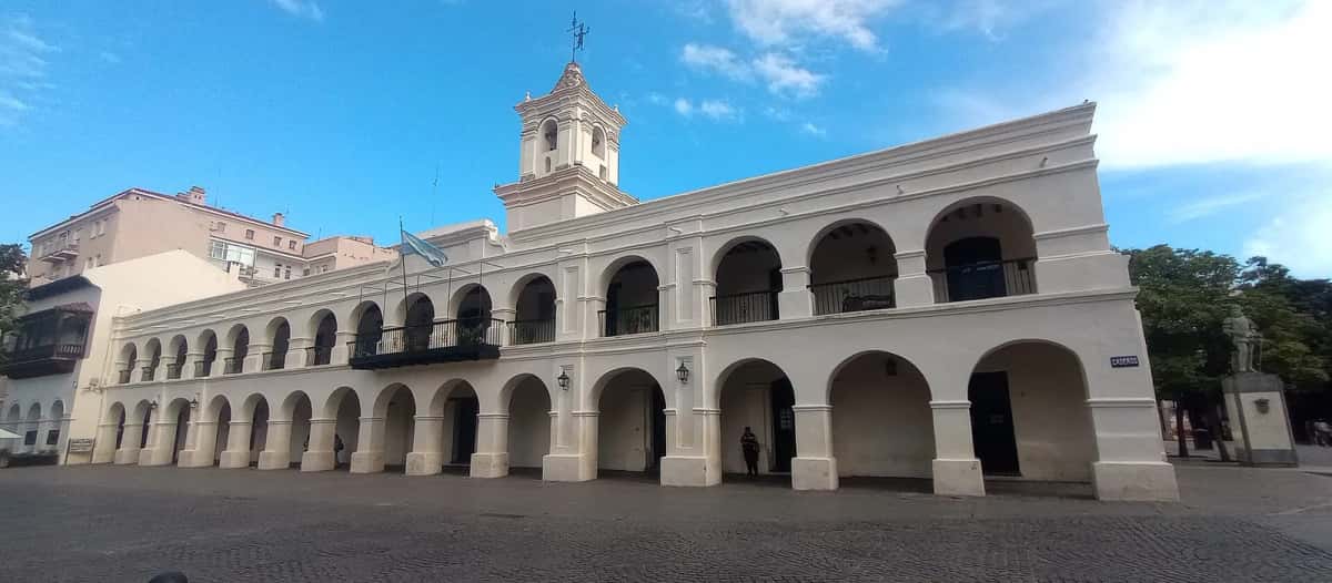 Le Cabildo colonial blanc sur la plaza 9 de Julio, centre de Salta