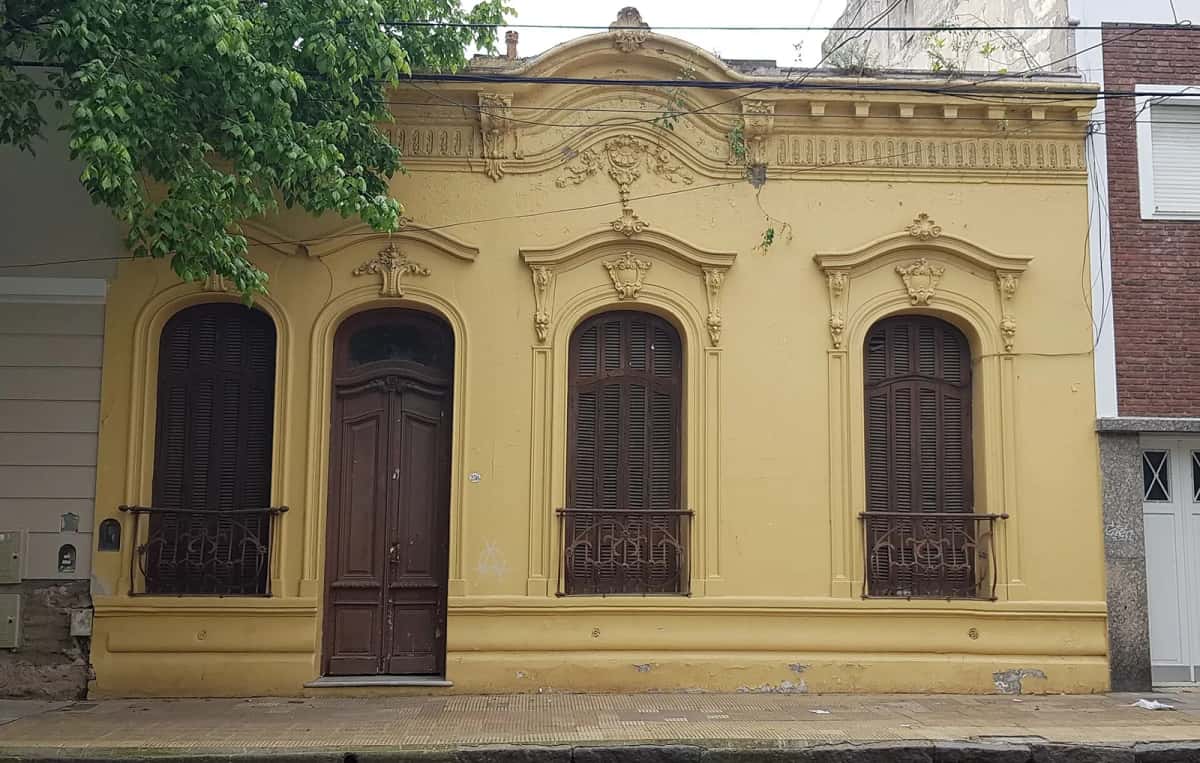 Façade jaune ornée d'une casa chorizo, maison traditionnelle de Buenos Aires