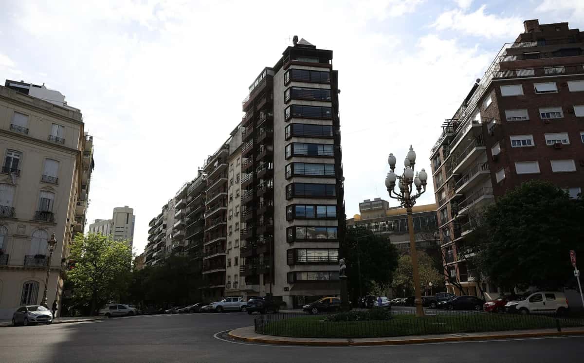 Immeubles d'habitation autour d'une place du quartier de Recoleta à Buenos Aires