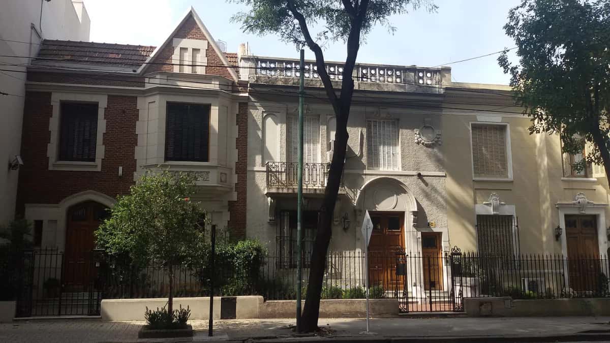 Maisons à façades blanches et briques du Barrio Inglés, dans le quartier de Caballito à Buenos Aires