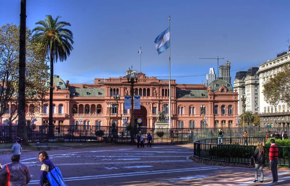 Façade de la Casa Rosada et drapeau argentin sur la Plaza de Mayo, Buenos Aires