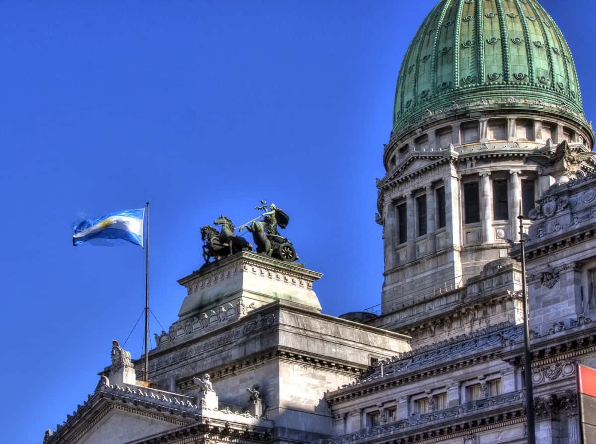 Palais du Congrès de la Nation argentine à Buenos Aires, avec le drapeau argentin devant la coupole