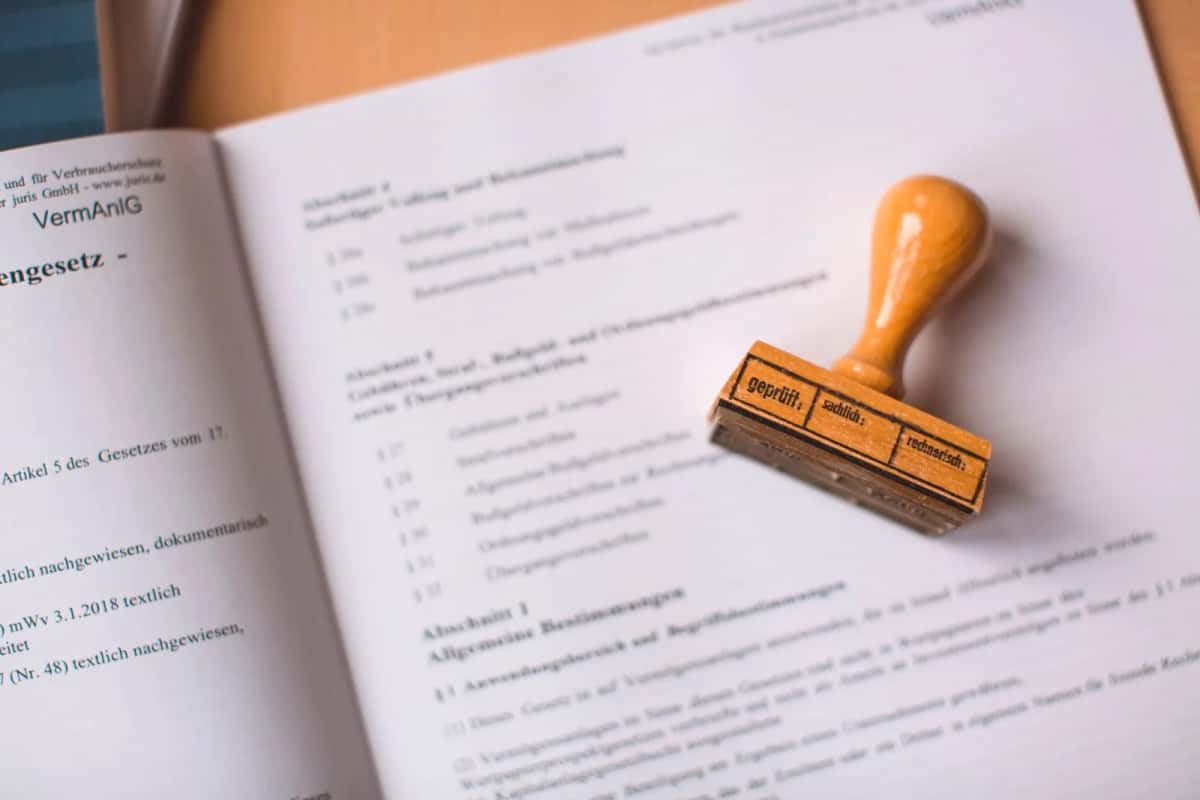Tampon en bois posé sur un document juridique imprimé