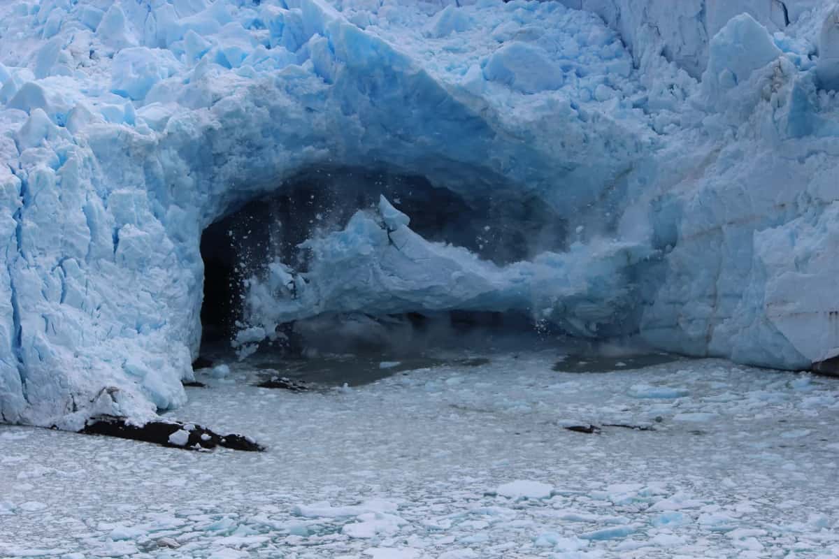 Arche de glace du glacier Perito Moreno en pleine rupture, avec projections d’eau et de glace, parc national Los Glaciares