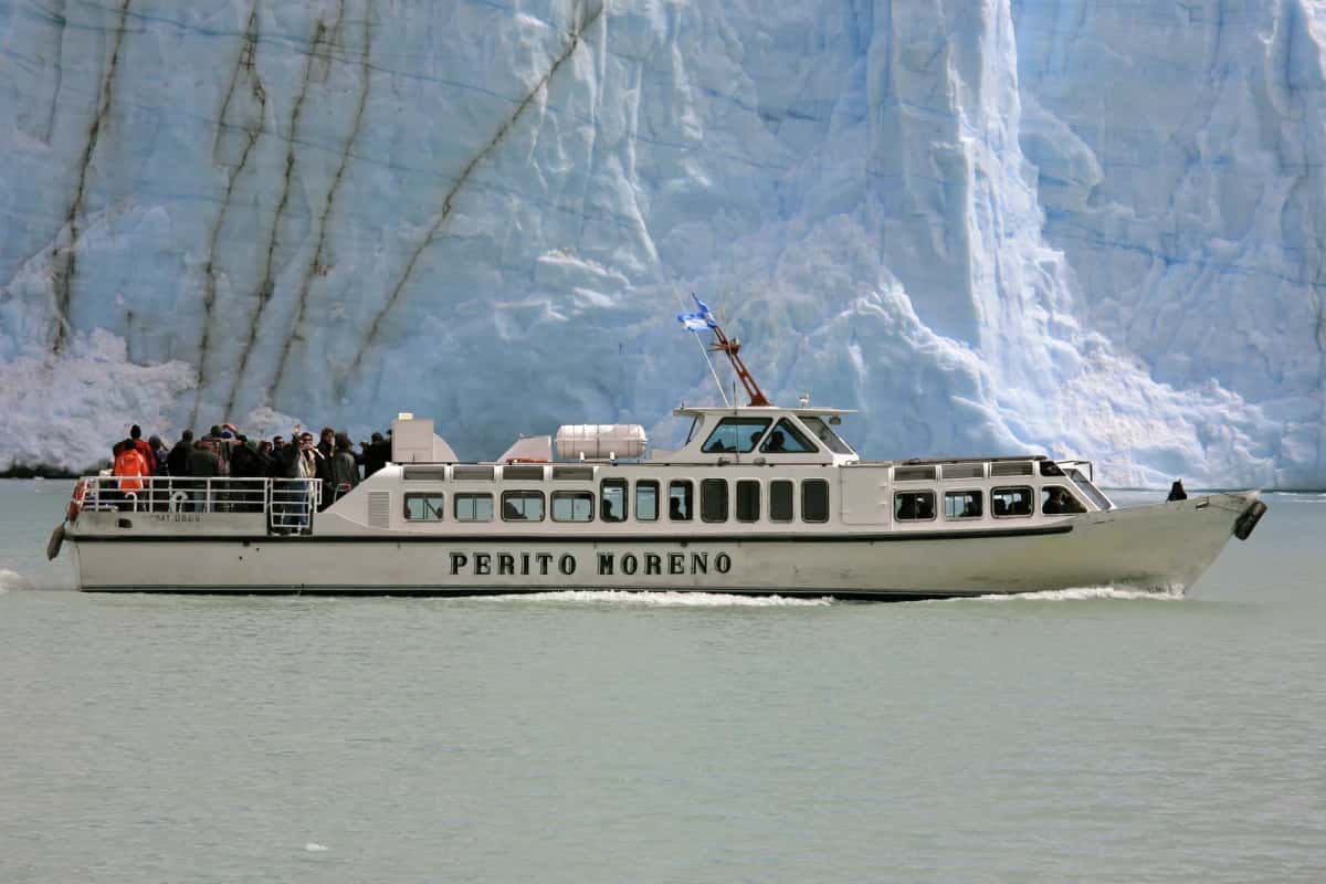 Bateau d’excursion du Safari Náutico au pied du front du glacier Perito Moreno, lac Argentino