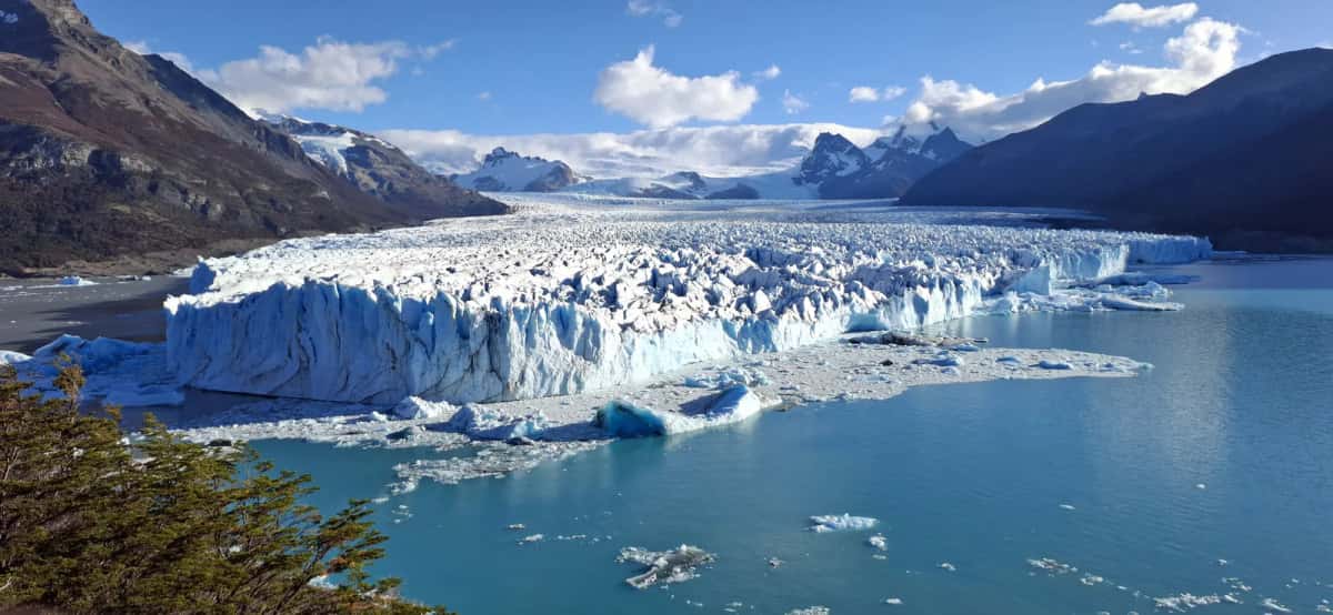 Vue large du front du glacier Perito Moreno et du lac Argentino depuis les passerelles, parc national Los Glaciares
