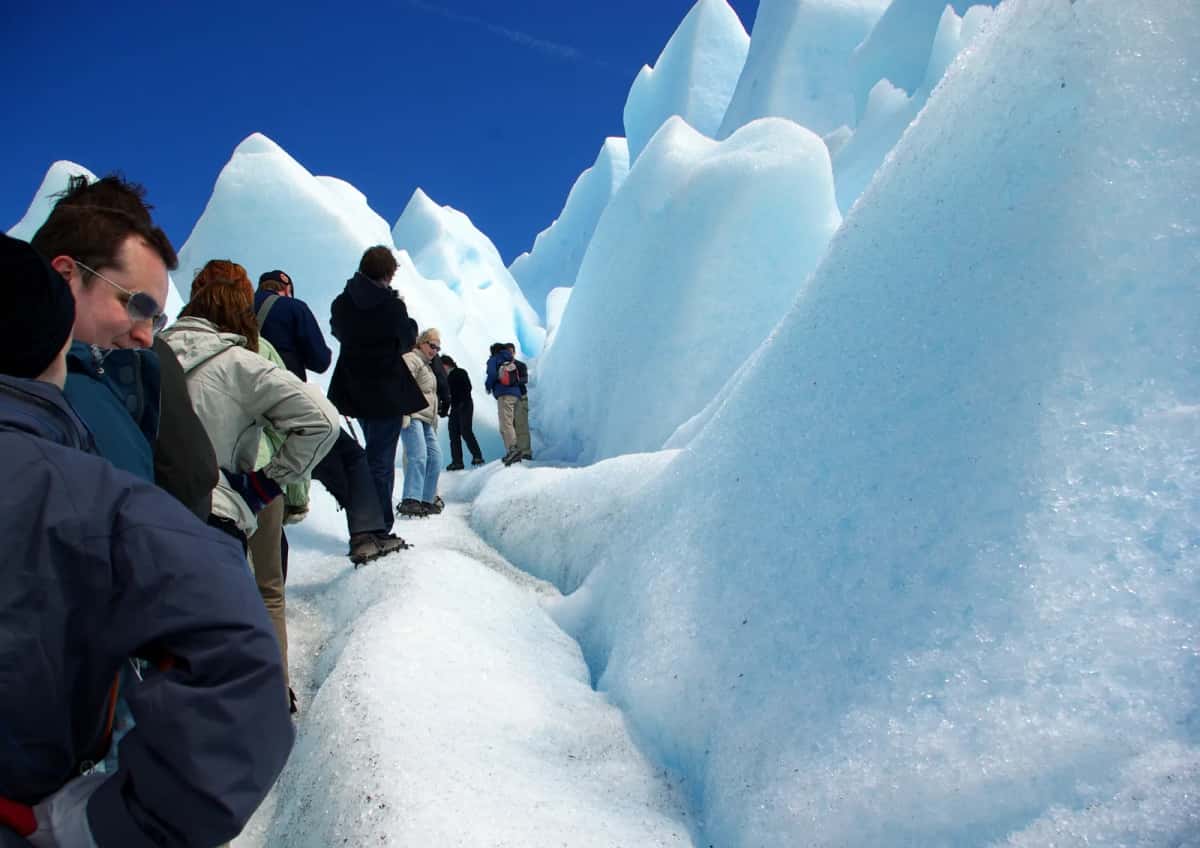Groupe de randonneurs guidés en minitrekking sur la glace du glacier Perito Moreno, parc national Los Glaciares
