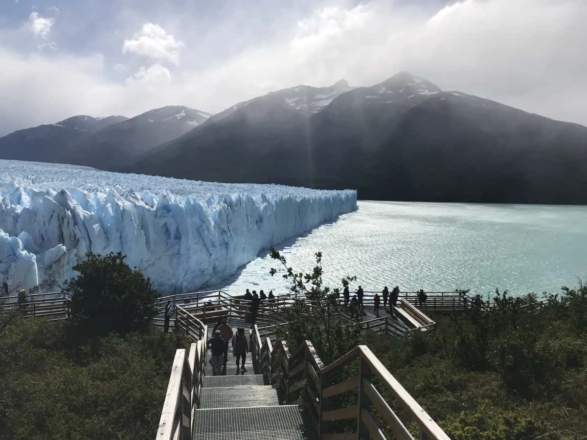 Passerelles et belvédères en bois avec visiteurs face au front du glacier Perito Moreno, parc national Los Glaciares