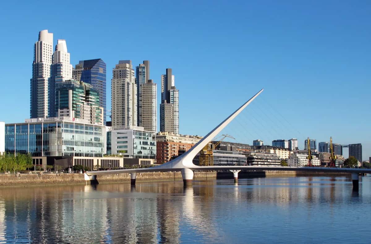 Puente de la Mujer et gratte-ciels de Puerto Madero, à Buenos Aires