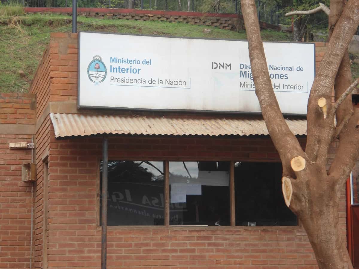 Façade en briques d’un bureau de la Dirección Nacional de Migraciones, avec l’enseigne du ministère de l’Intérieur, à Puerto Iguazú