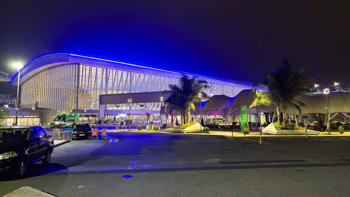 Terminal de l'aéroport international d'Ezeiza, près de Buenos Aires, de nuit
